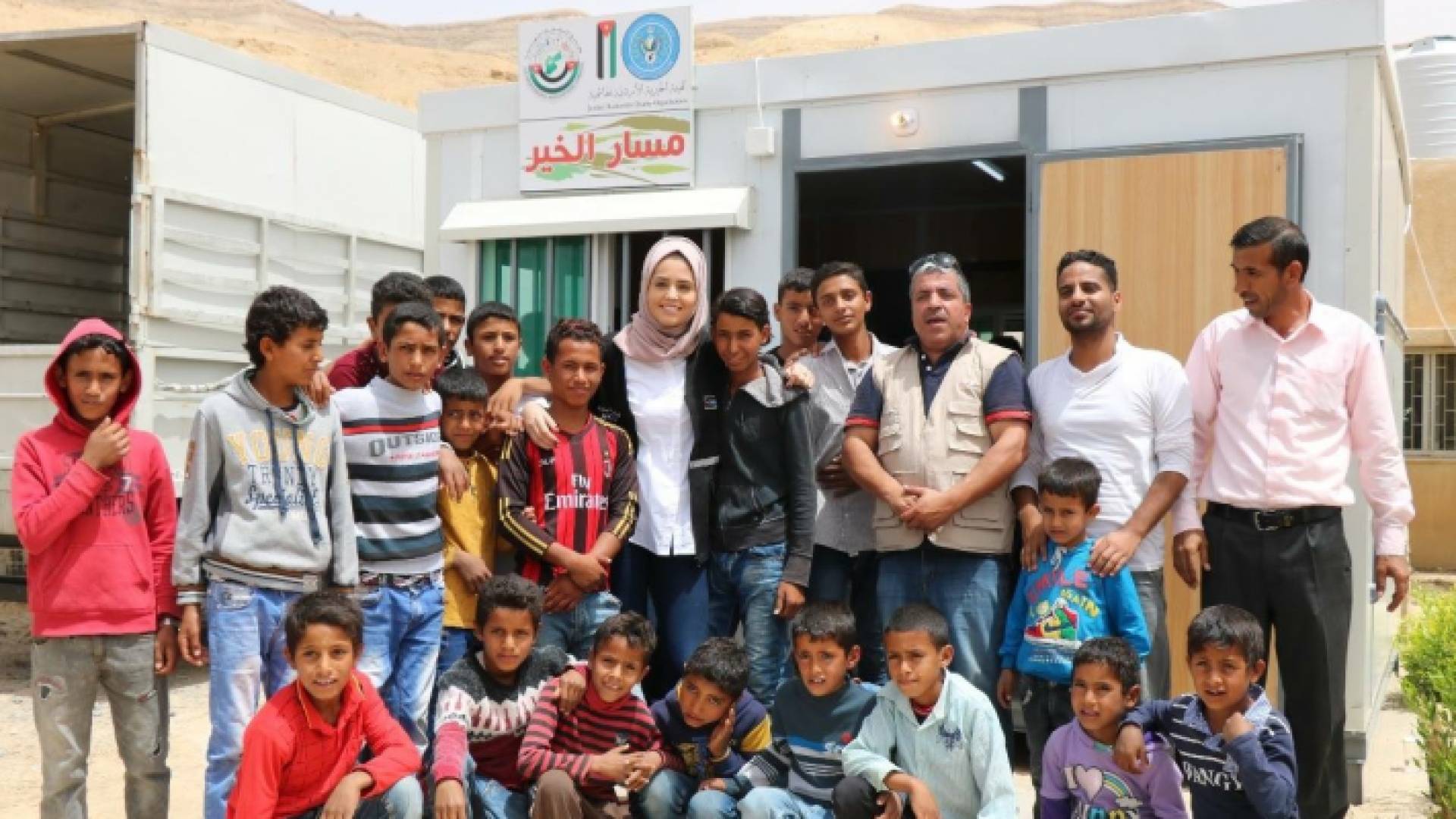 جانب من توزيع المساعدات