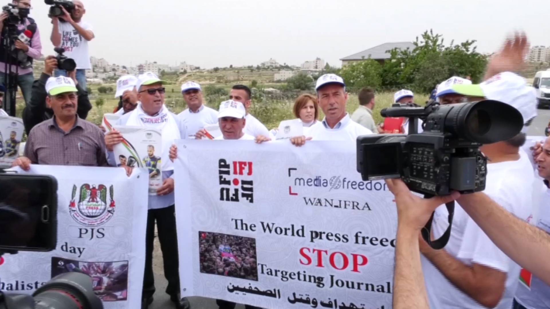 الاحتلال يقمع مسيرة للصحفيين في رام الله