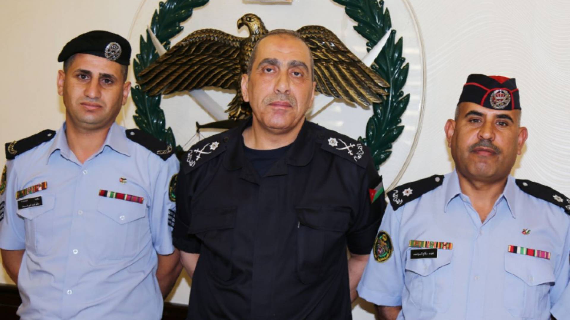 مدير الأمن العام يكرم طاقم دورية لتقديمهم المساعدة لسالكي الطريق الصحراوي