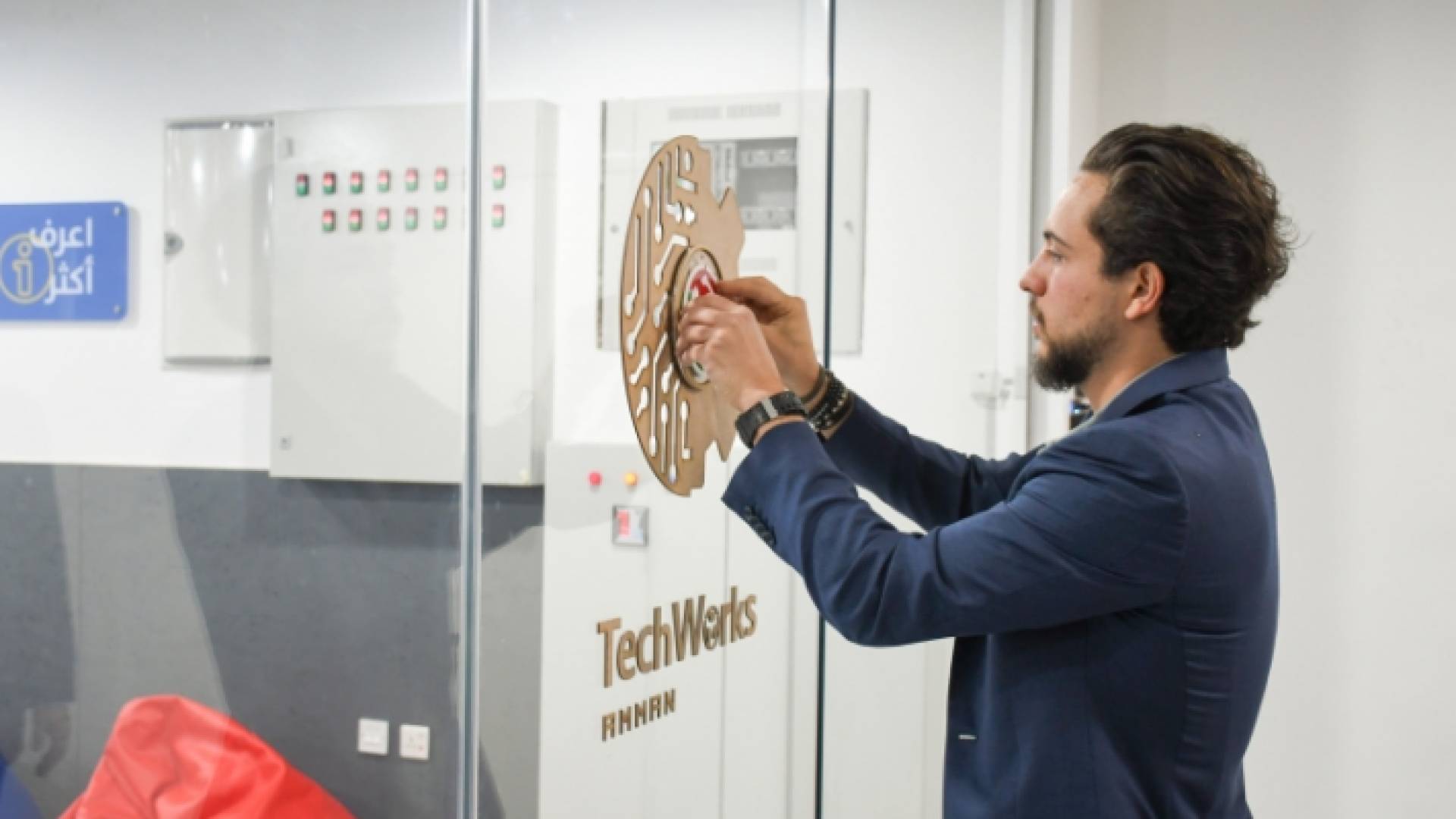 ولي العهد يفتتح مختبر تصنيع باسم"مصنع الأفكار"