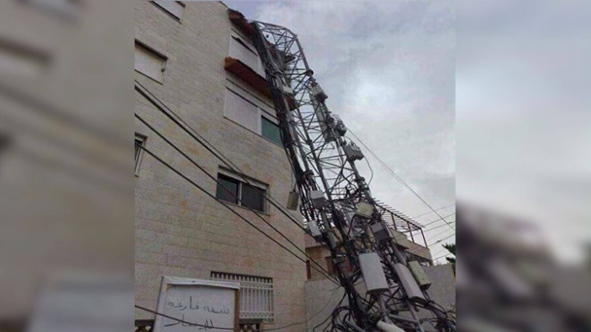 صورة البرج الذي سقط على البناية