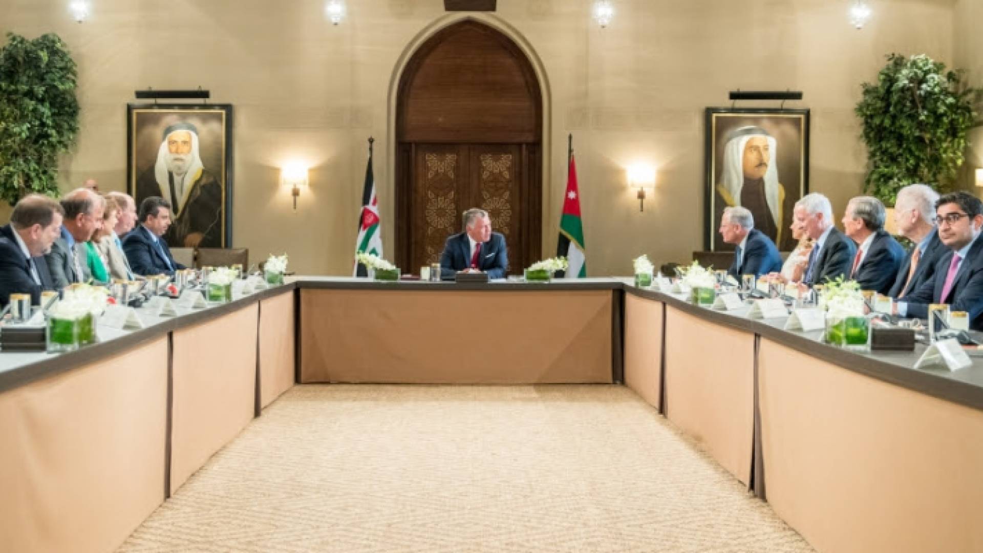 الملك يستقبل وفدا من معهد شرق-غرب الدولي للأبحاث