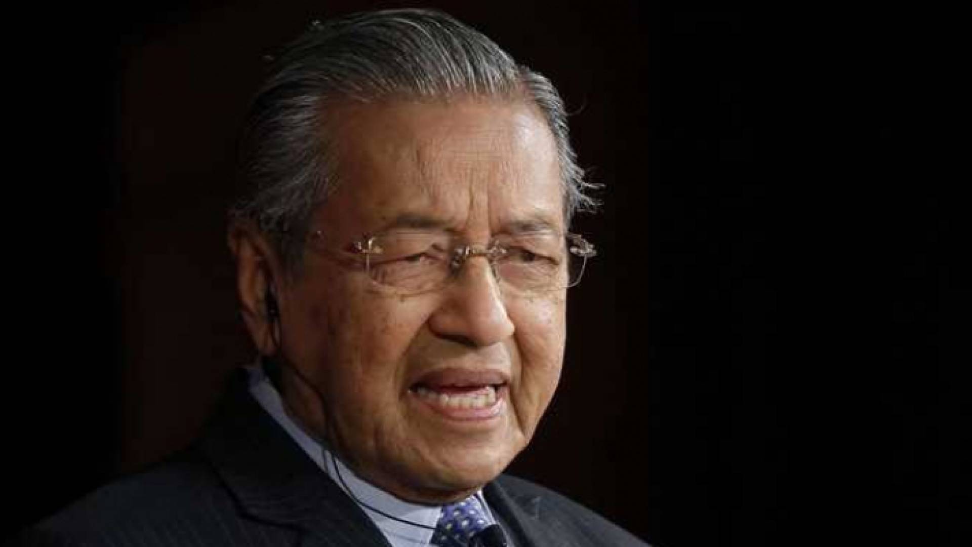 فوز السياسي الماليزي مهاتير محمد