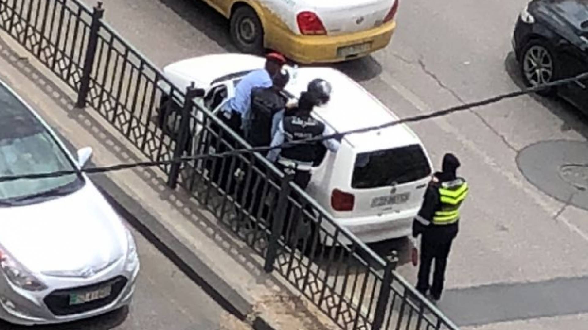 رجال الأمن ينقذون امرأة فقدت وعيها بشارع الملكة رانيا