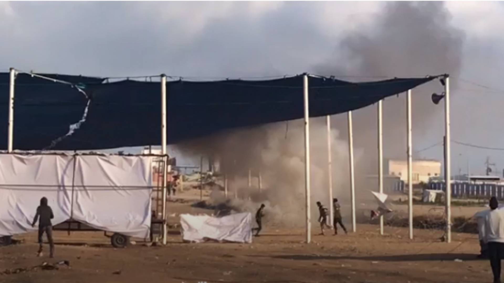 طائرات الاحتلال تلقي مواد حارقة وسامة فوق خيام المتظاهرين بغزة