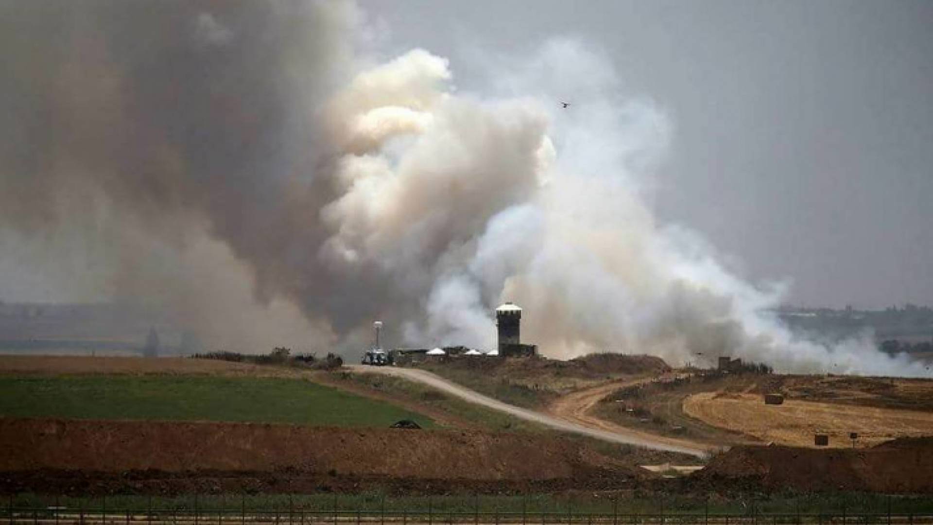 اعمدة من الدخان تتصاعد على حدود غزة