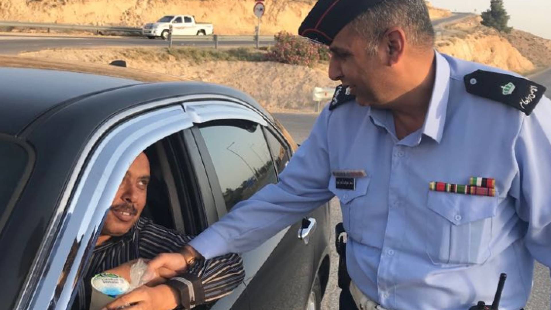 نشامى السير يوزعون المياه على المواطنين ساعة الغروب
