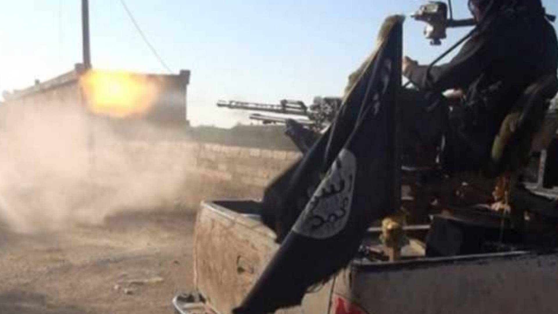 صورة أرشيفية لعنصر من تنظيم داعش الارهابي خلال اشتباكات