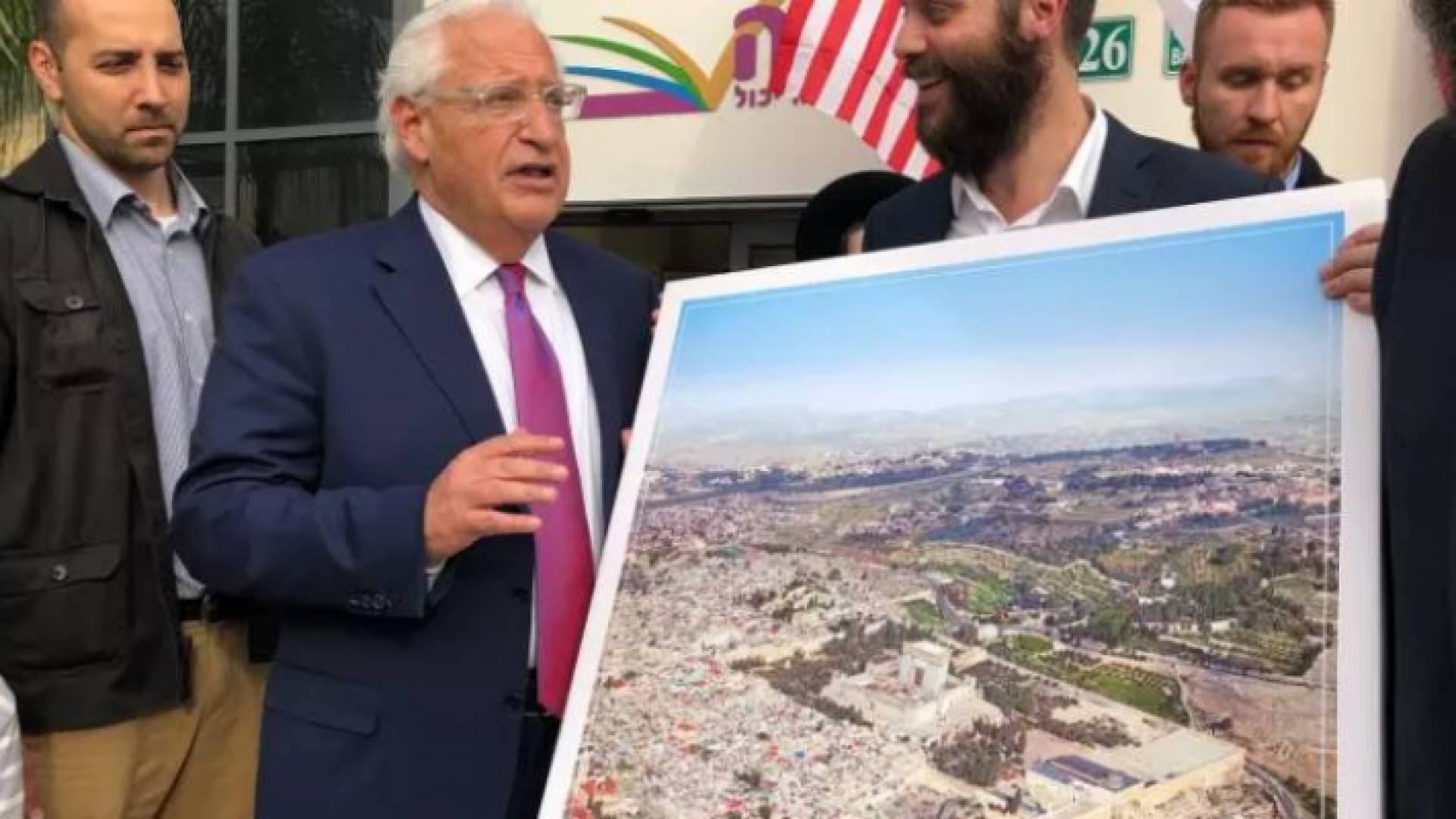 السفير الامريكي لحظة تسلمه الصورة