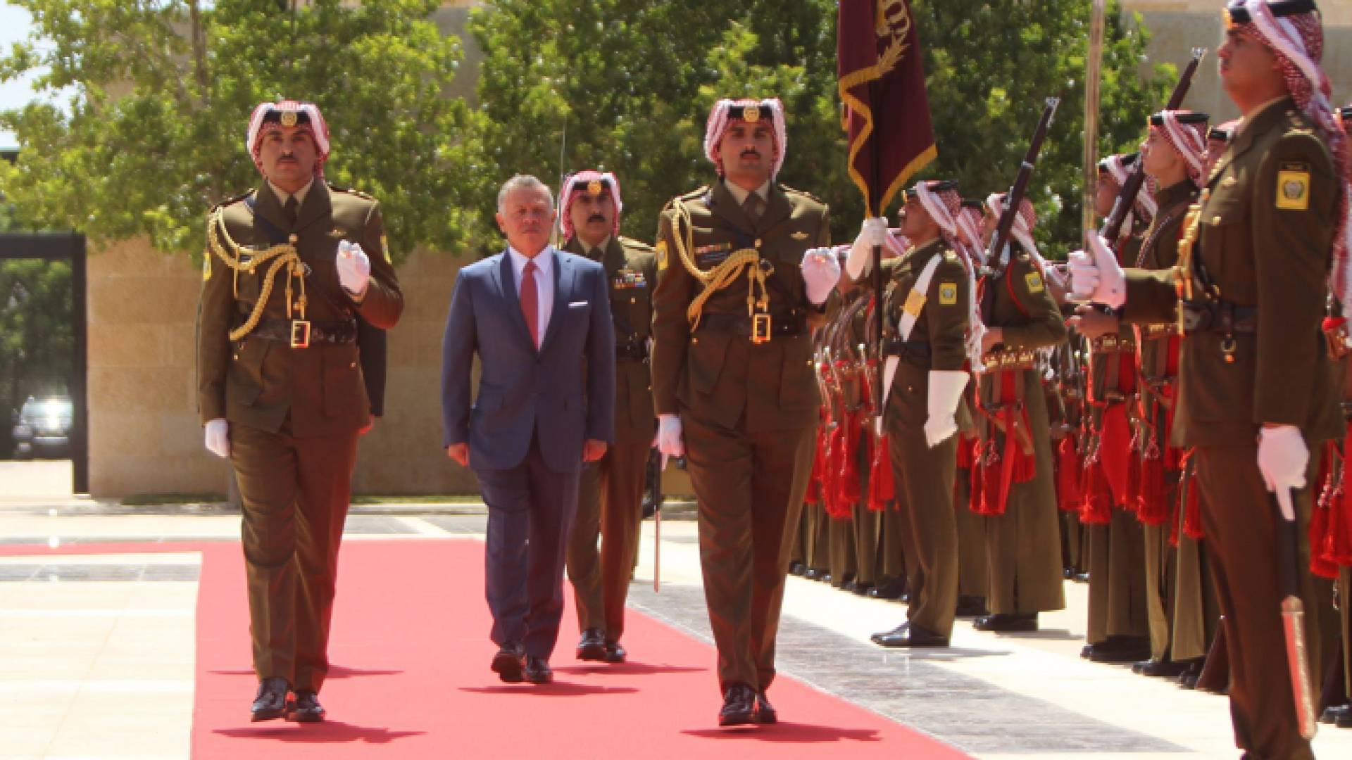 الملك خلال رعايته لحفل الاستقلال