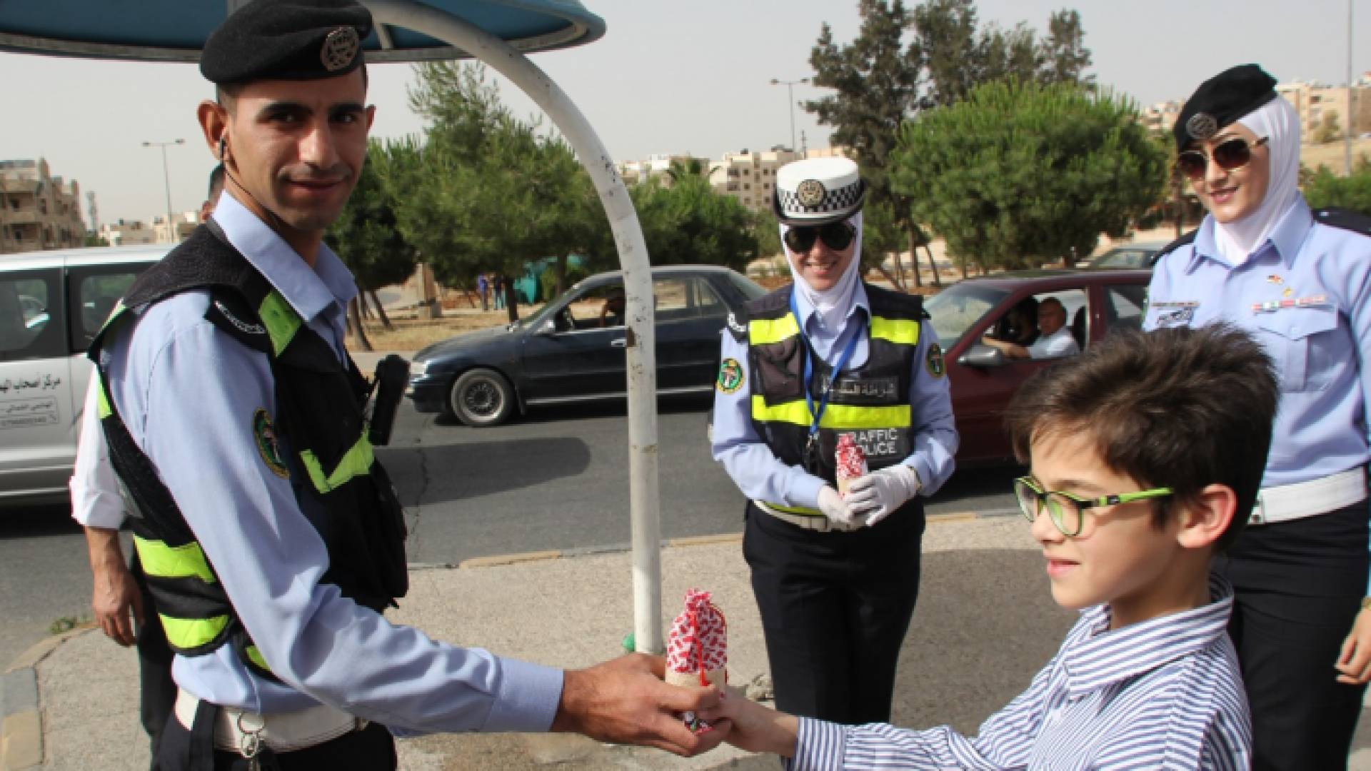 طلبة مدارس يوزعون الهدايا على رجال السير