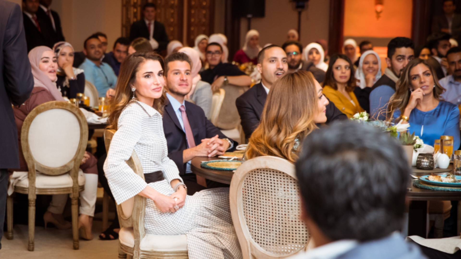 الملكة رانيا تقيم مأدبة إفطار لعدد من الفعاليات الشبابية