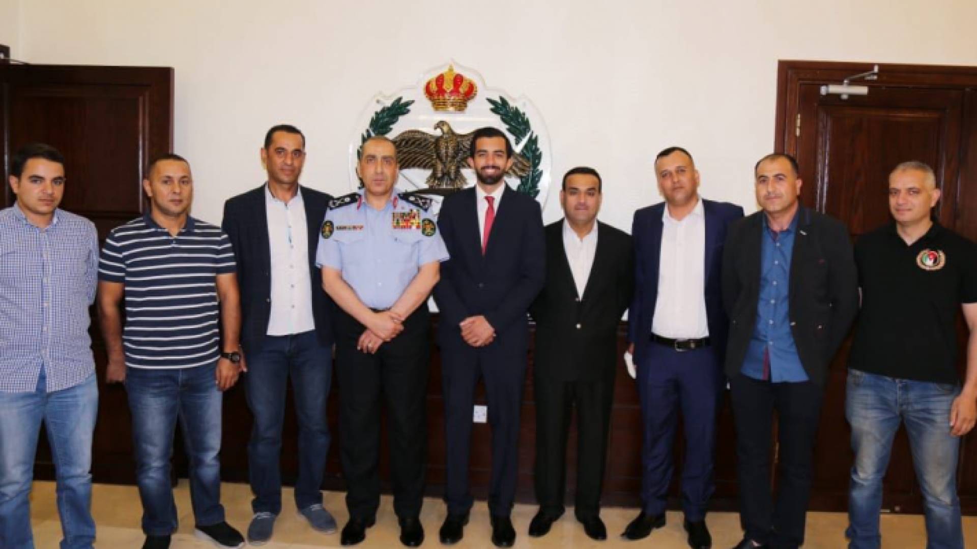 مدير الأمن يكرم عددا من منتسبي البحث جنائي ومواطنا