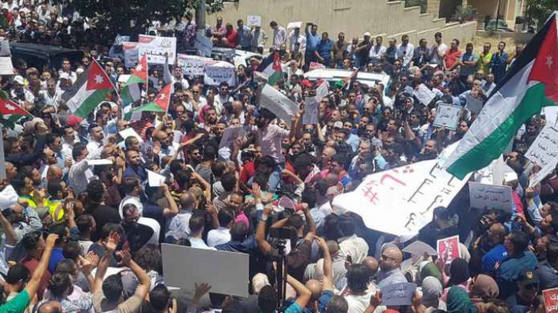 صورة من الاضراب امام مجمع النقابات