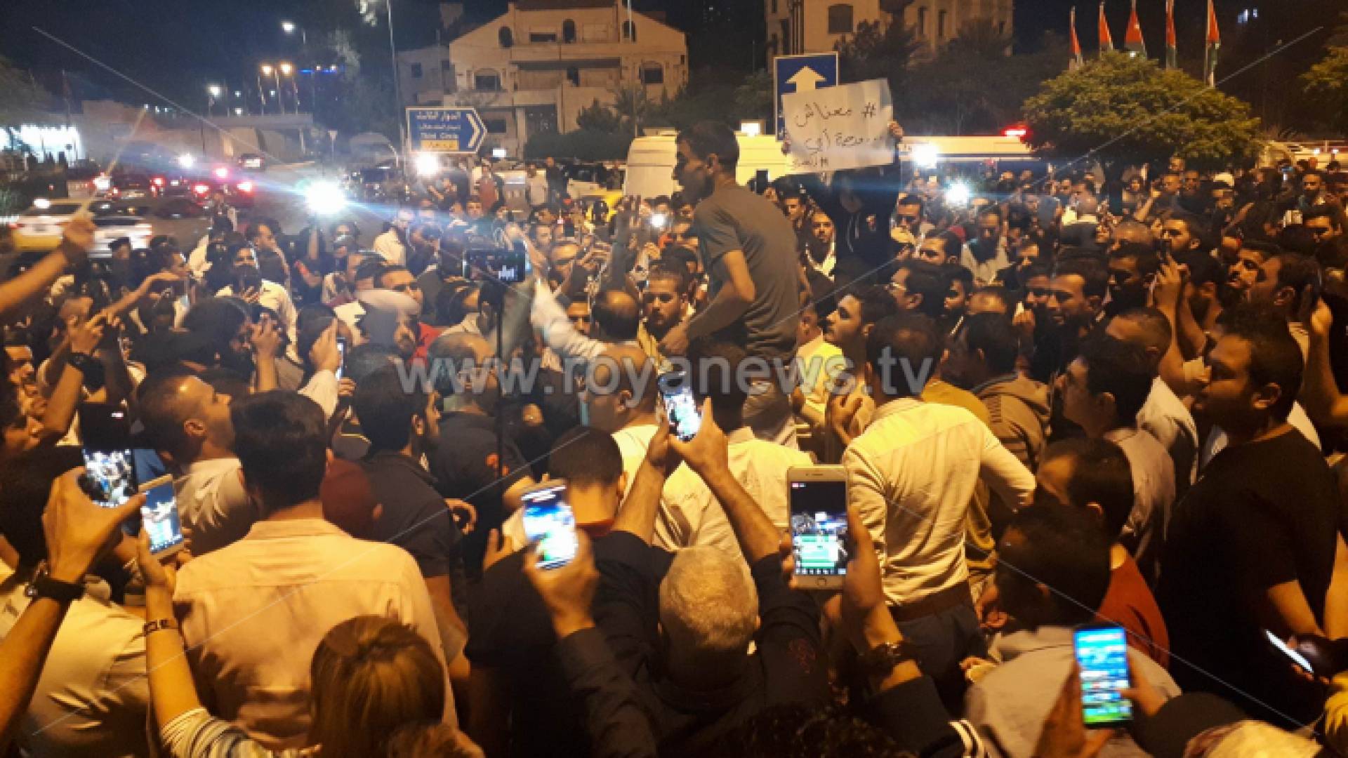 جانب من الوقفة الاحتجاجية امام الدوار الرابع