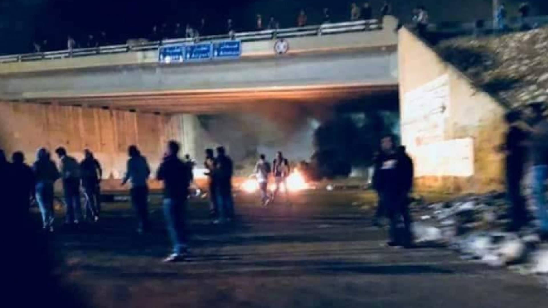 محتجون يغلقون طريق عمان - جرش بالإطارات المشتعلة