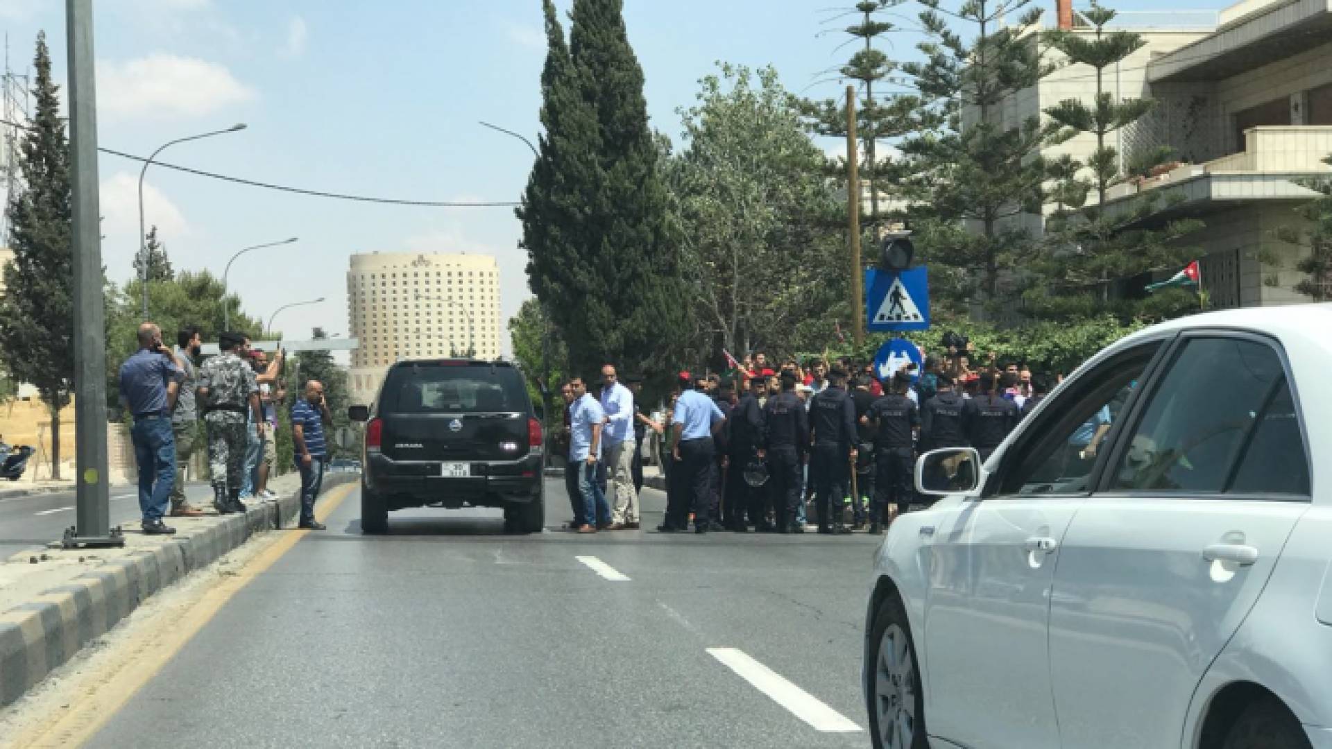 صورة المحتجين الذين حاولوا الوصول الى الرابع