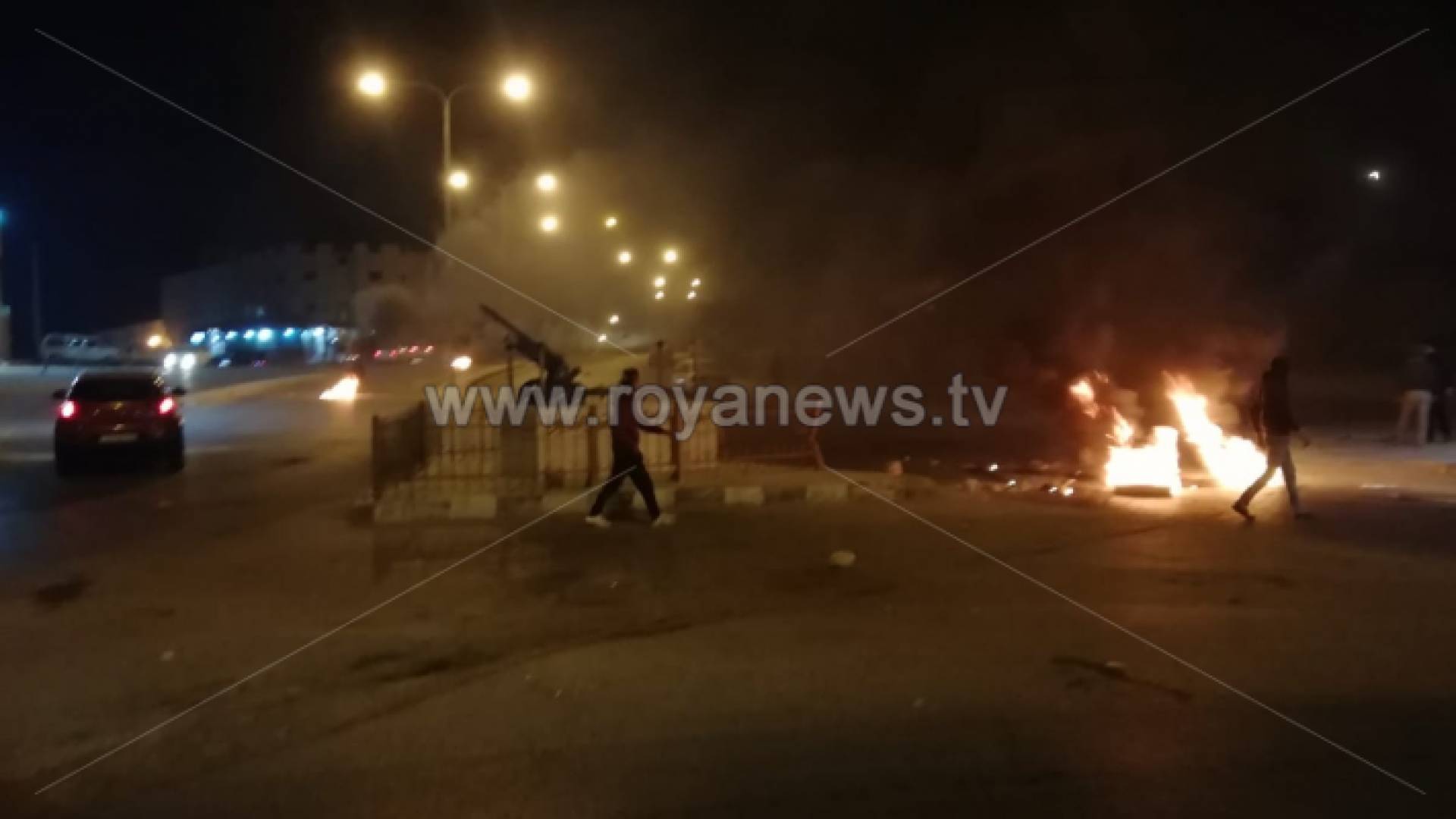 مجهولون يغلقون طريق في منطقة العيص بالطفيلة