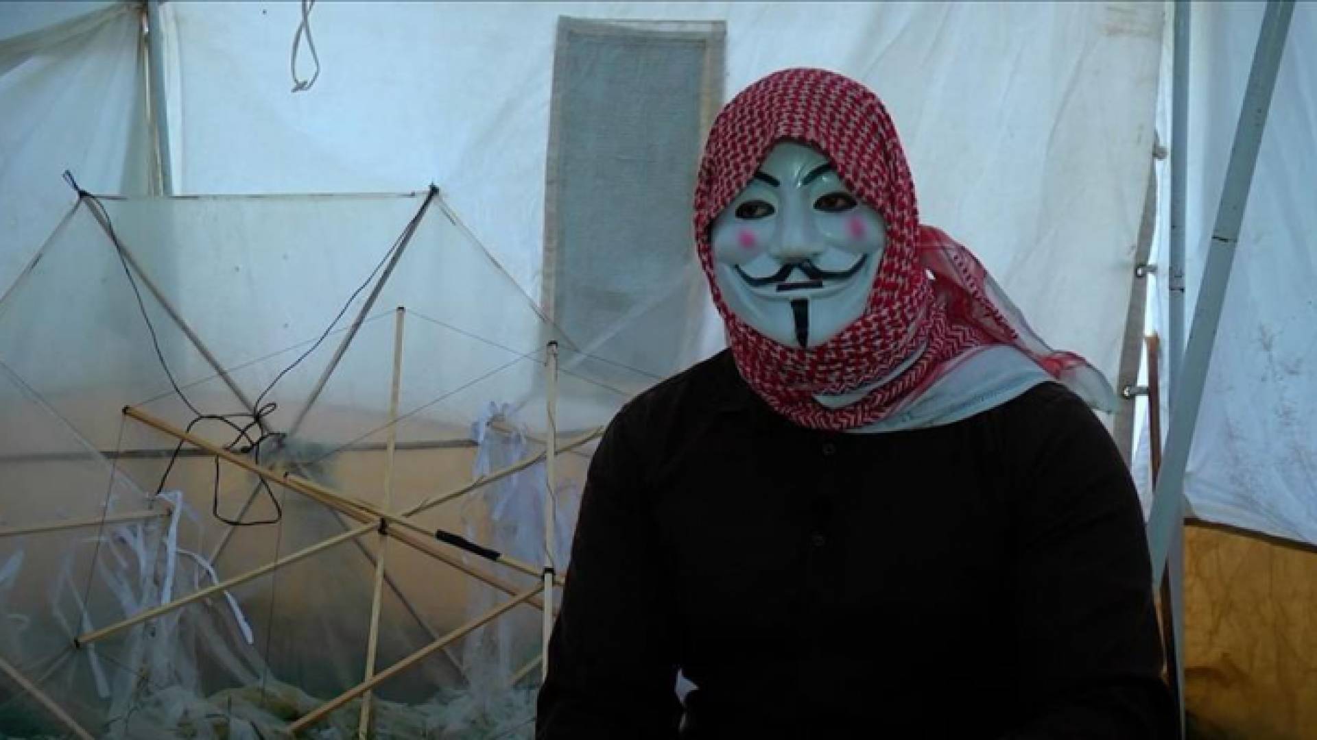 الفلسطينيون الذين يعدون الطائرات الورقية في غزة