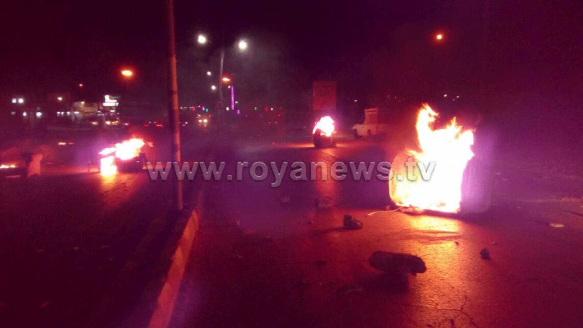 محتجون يغلقون طريق معان -السعودية