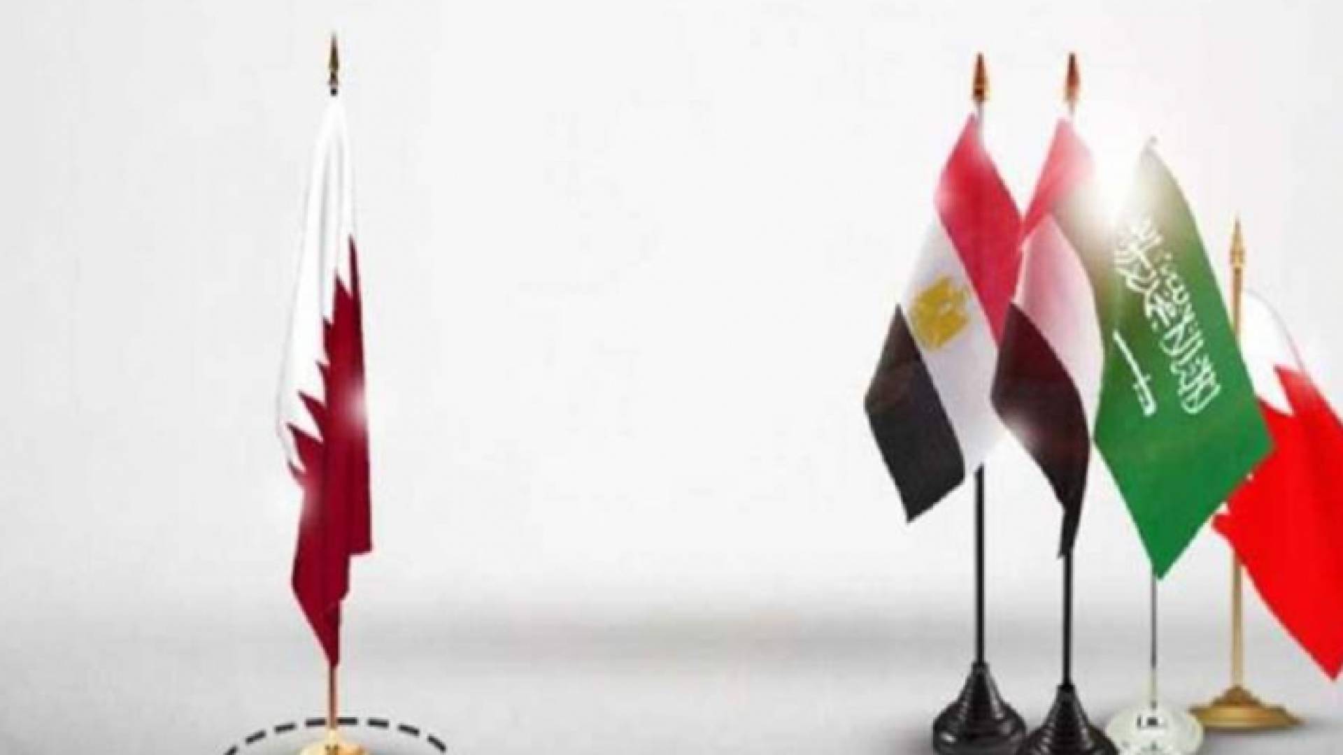 اعلام الدول المقاطعة يمينا وعلم القطر يسارا