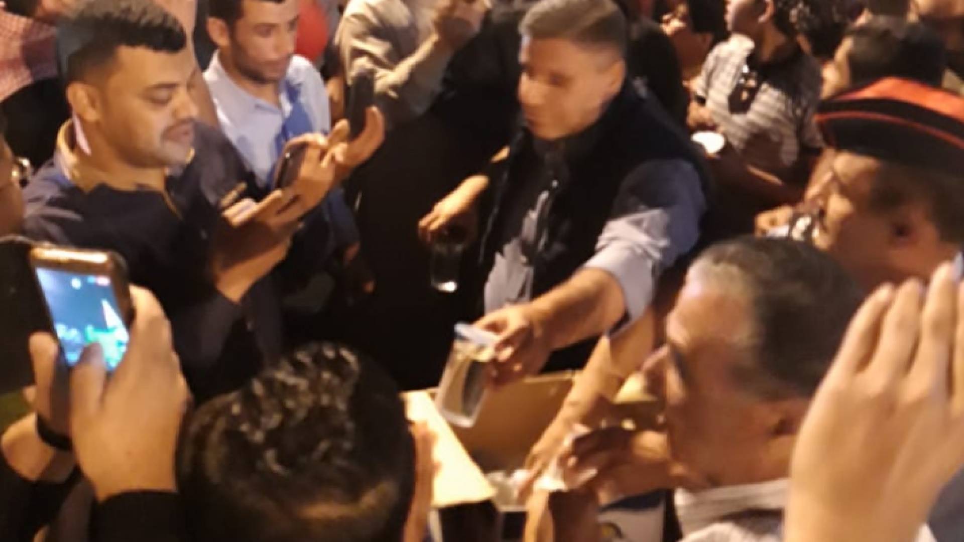 الأمن يوزع المياه على المعتصمين