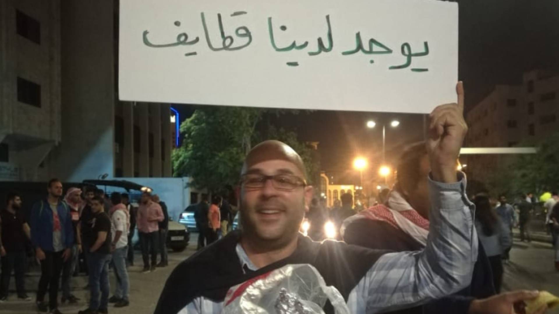 توزيع حلوى ابتهاجا برحيل الحكومة