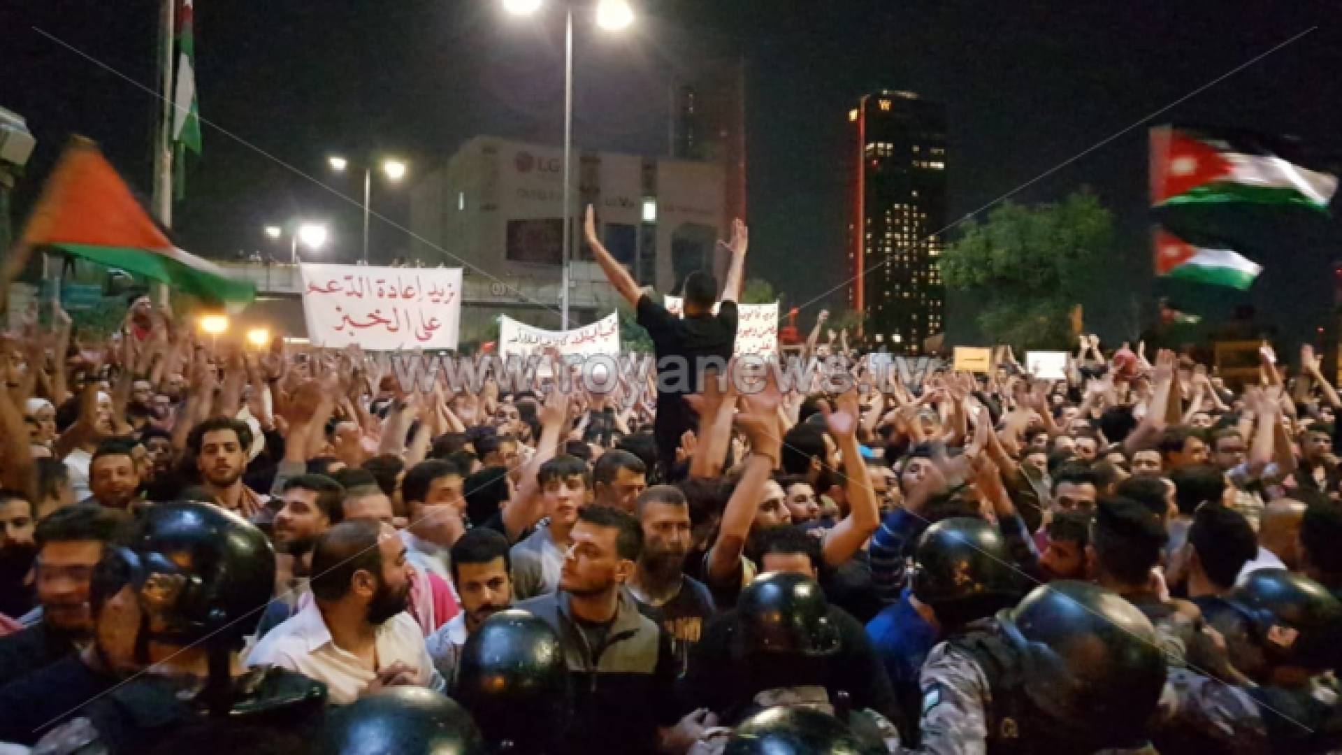 بدء تجمع المحتجين