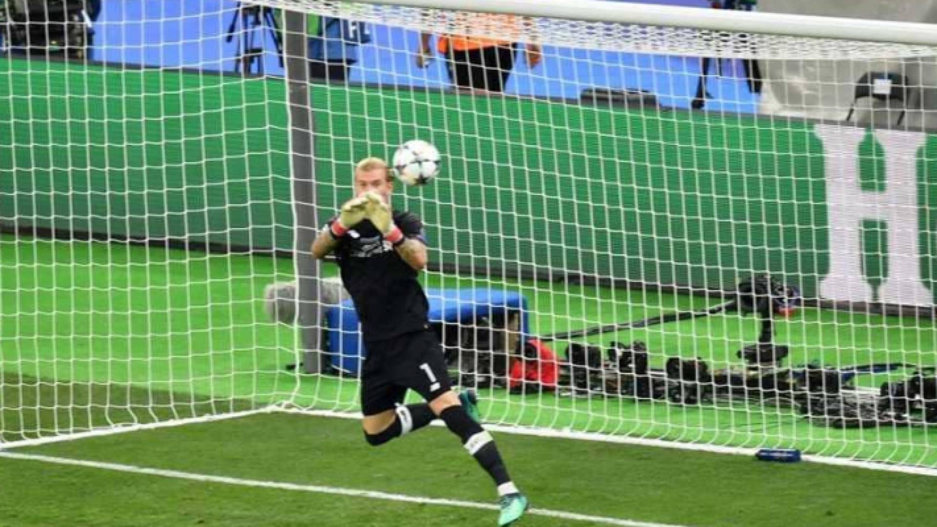 الألماني لوريس كاريوس