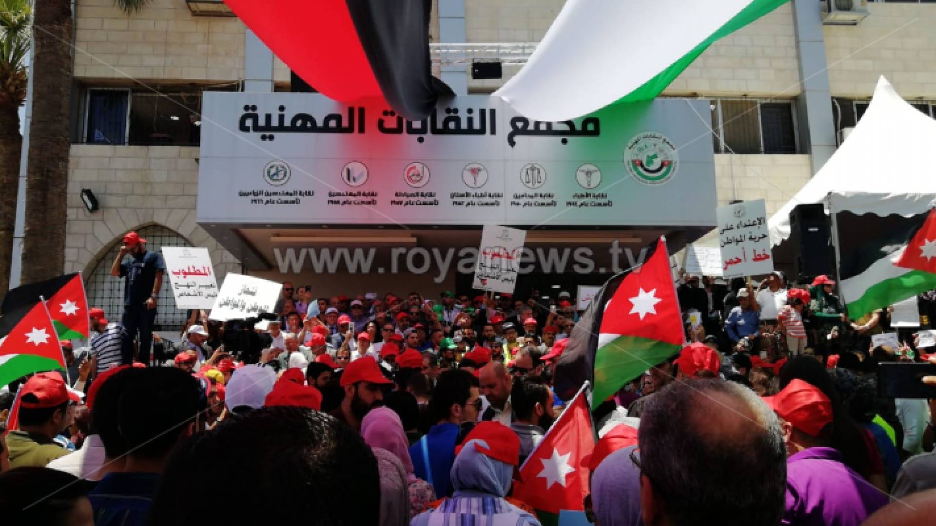 النقابات المهنية تنفذ اضرابها احتجاجاً على قانون ضريبة الدخل