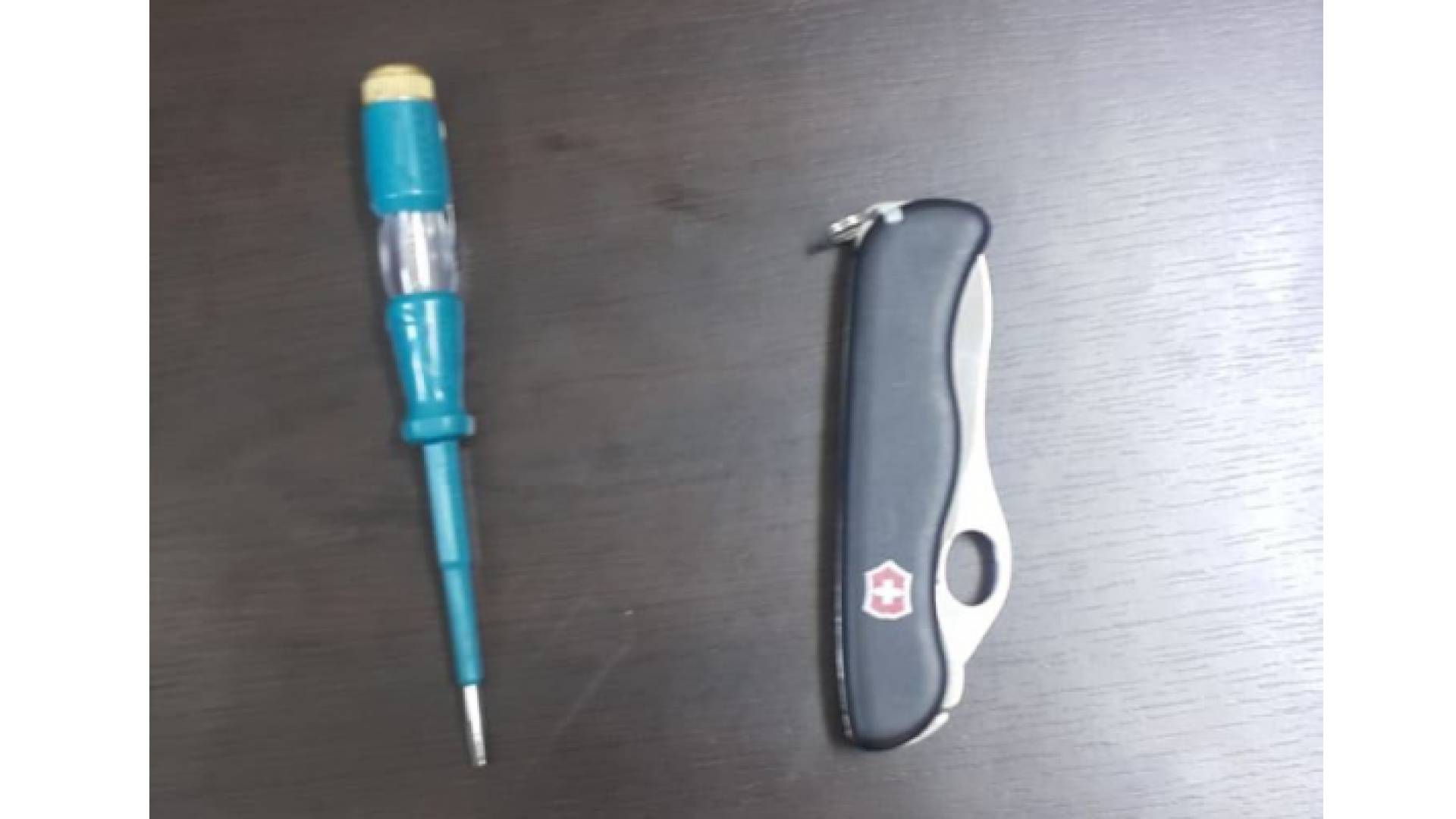 ادوات حادة وجدت بحوزة رجل طعن احد افرات الأمن