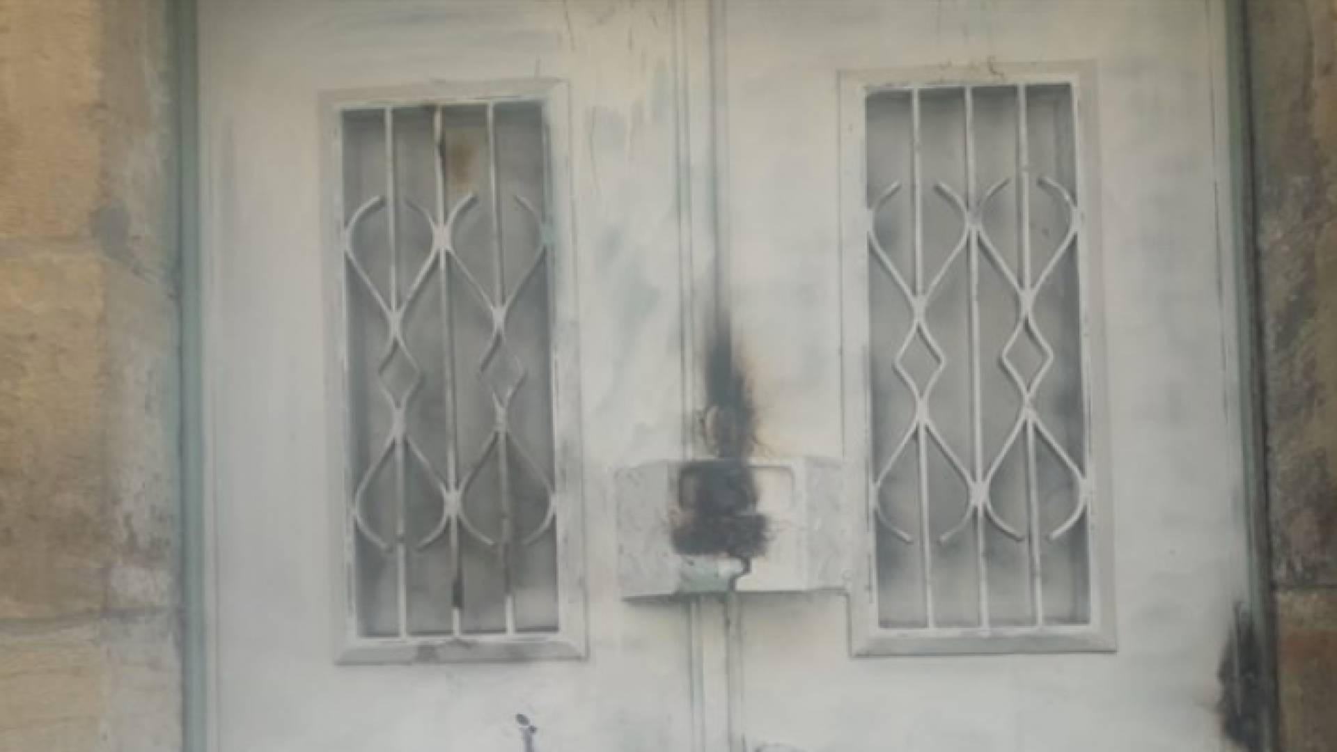 الاحتلال يغلق منزلا ويحتجز سكانه في الخليل