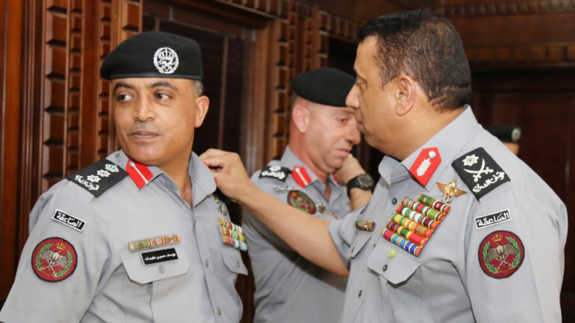 الحواتمة يقلد الرتب لعدد من الضباط الذين شملتهم الإرادة الملكية بالترفيع