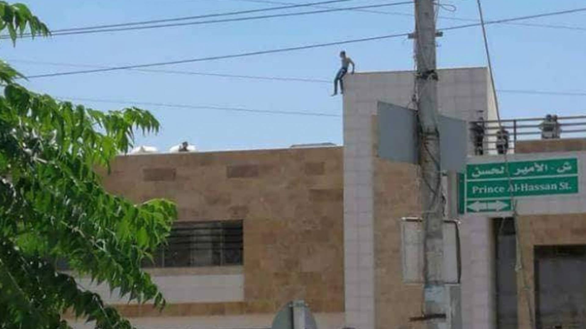 الأمن يثني شاب عن الانتحار في اربد