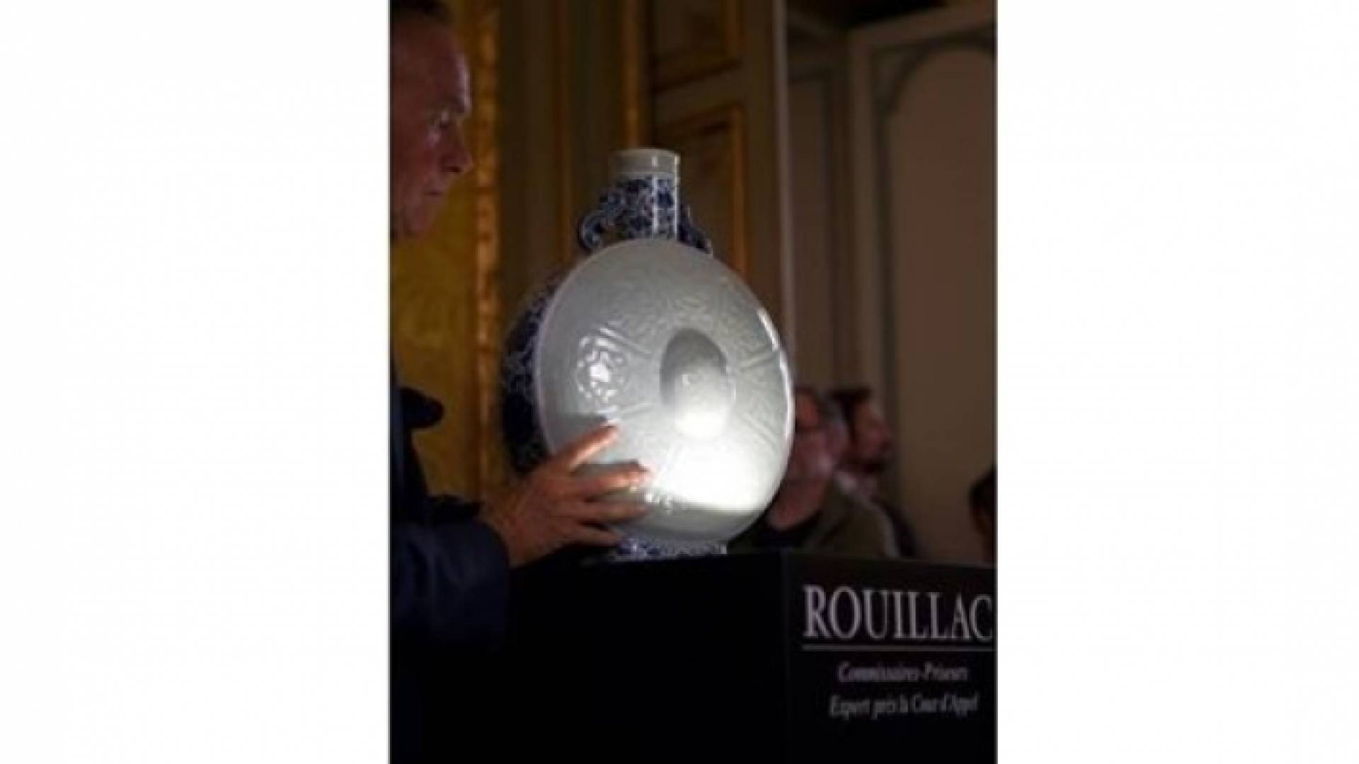 قارورة من الخزف تعود للإمبراطور الصيني كيانلونغ