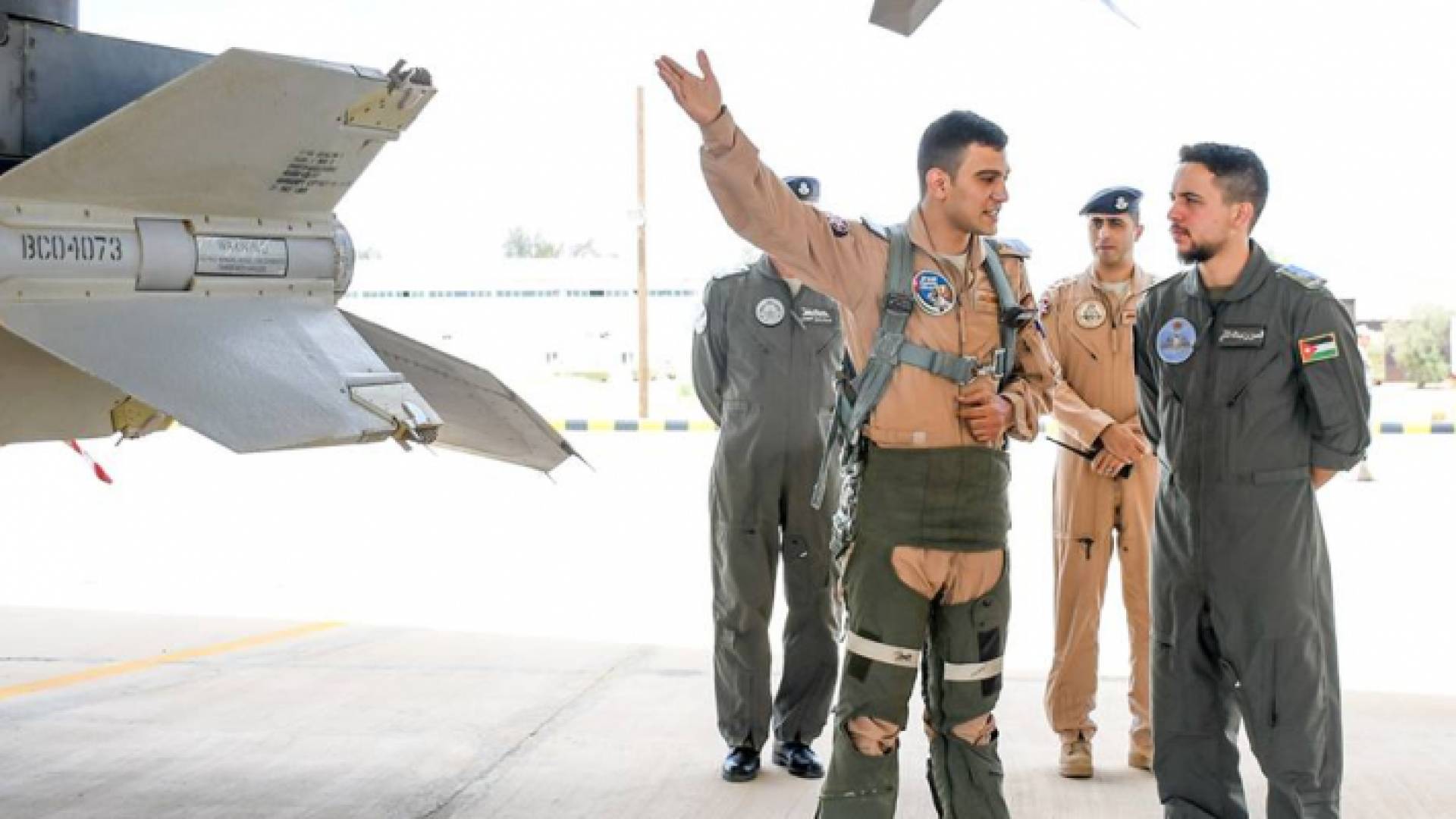 ولي العهد يزور قاعدة الشهيد موفق السلطي الجوية