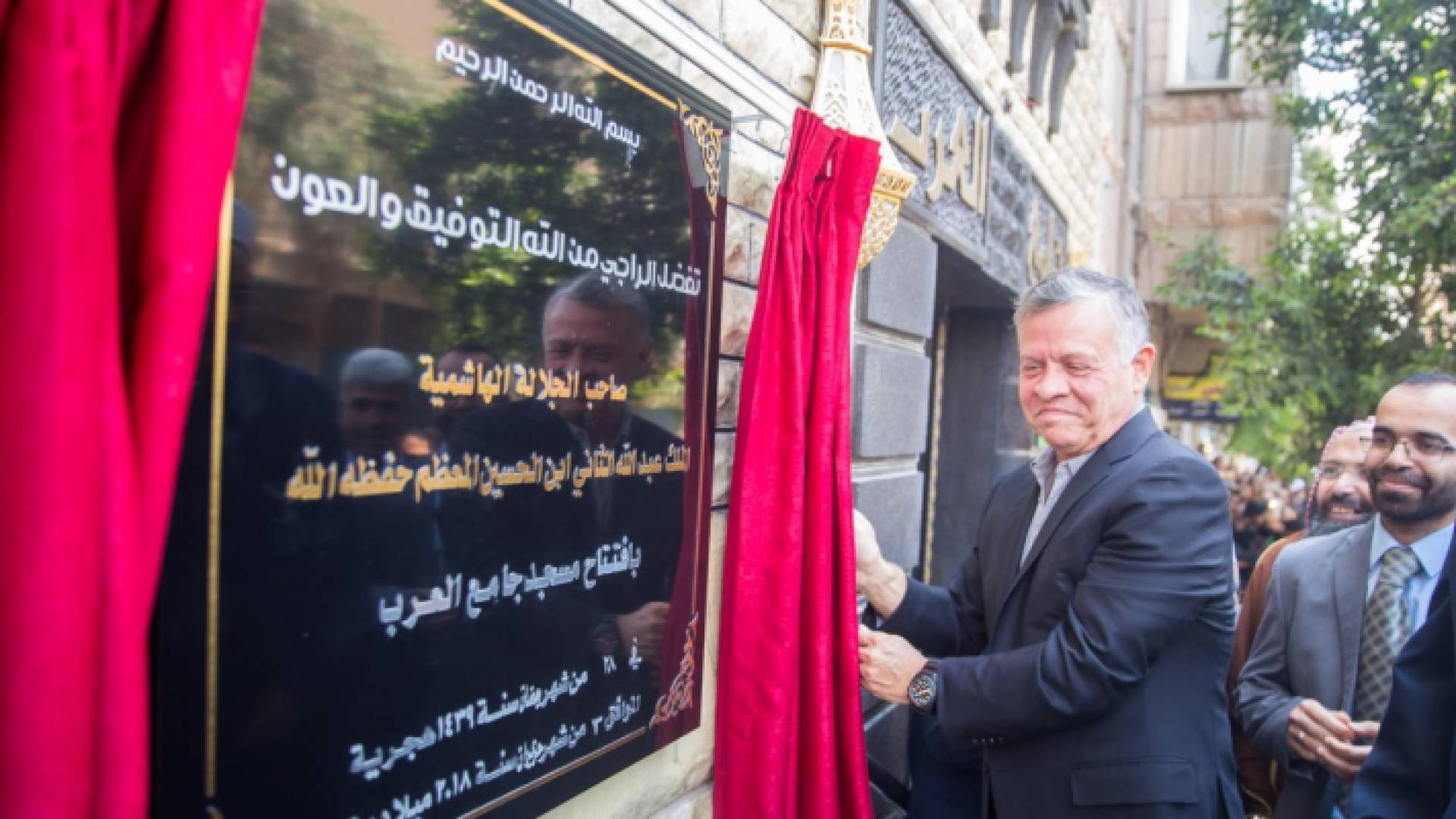 الملك يفتتح مسجد جامع العرب في الزرقاء