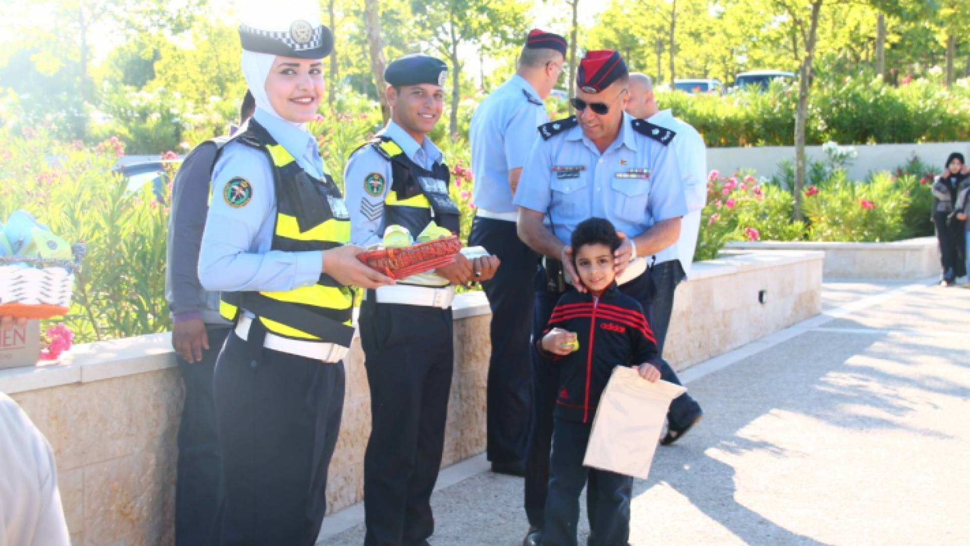 إدارة السير تشارك المواطنين فرحة العيد وتوزع الحلوى على الأطفال