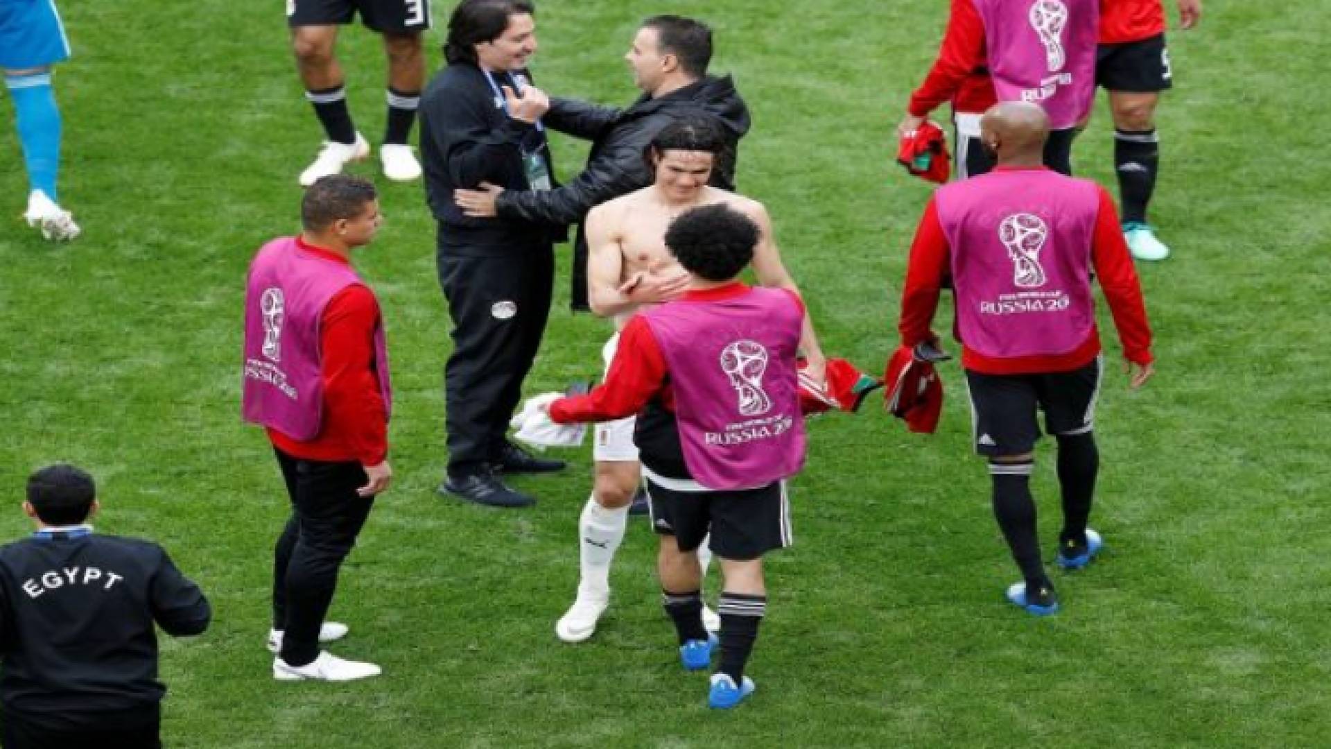 كافاني يكشف سر طلبه لقميص صلاح