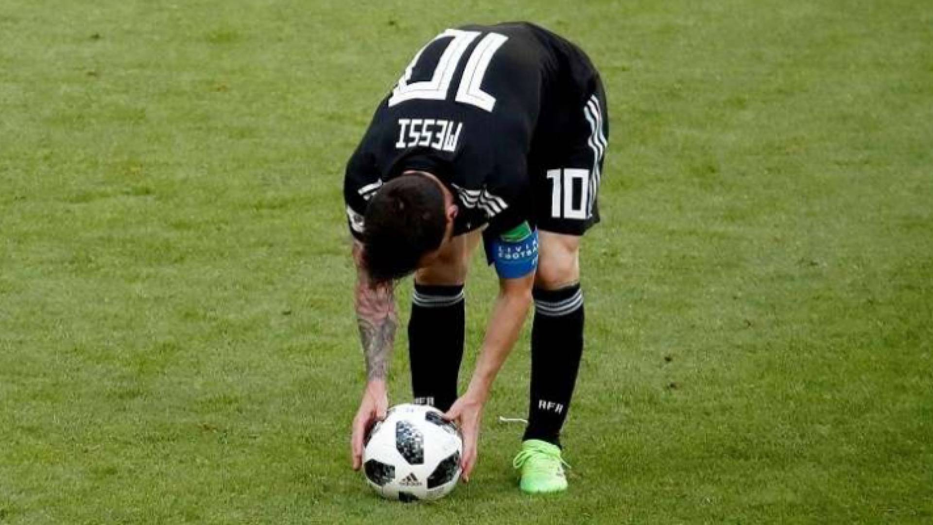 ميسي قبيل تنفيذه ركلة الجزاء