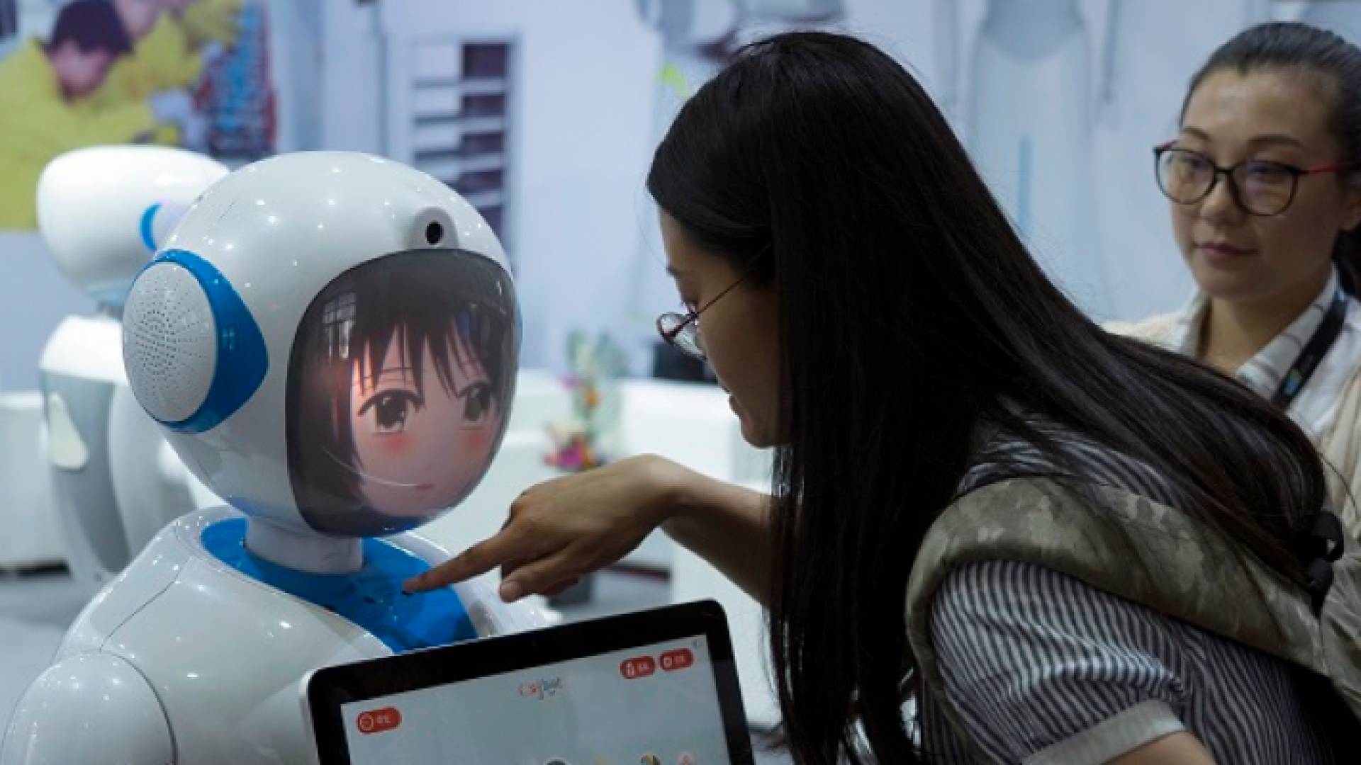 روبوت صيني يساعد الأهل على تعليم أطفالهم ومراقبتهم