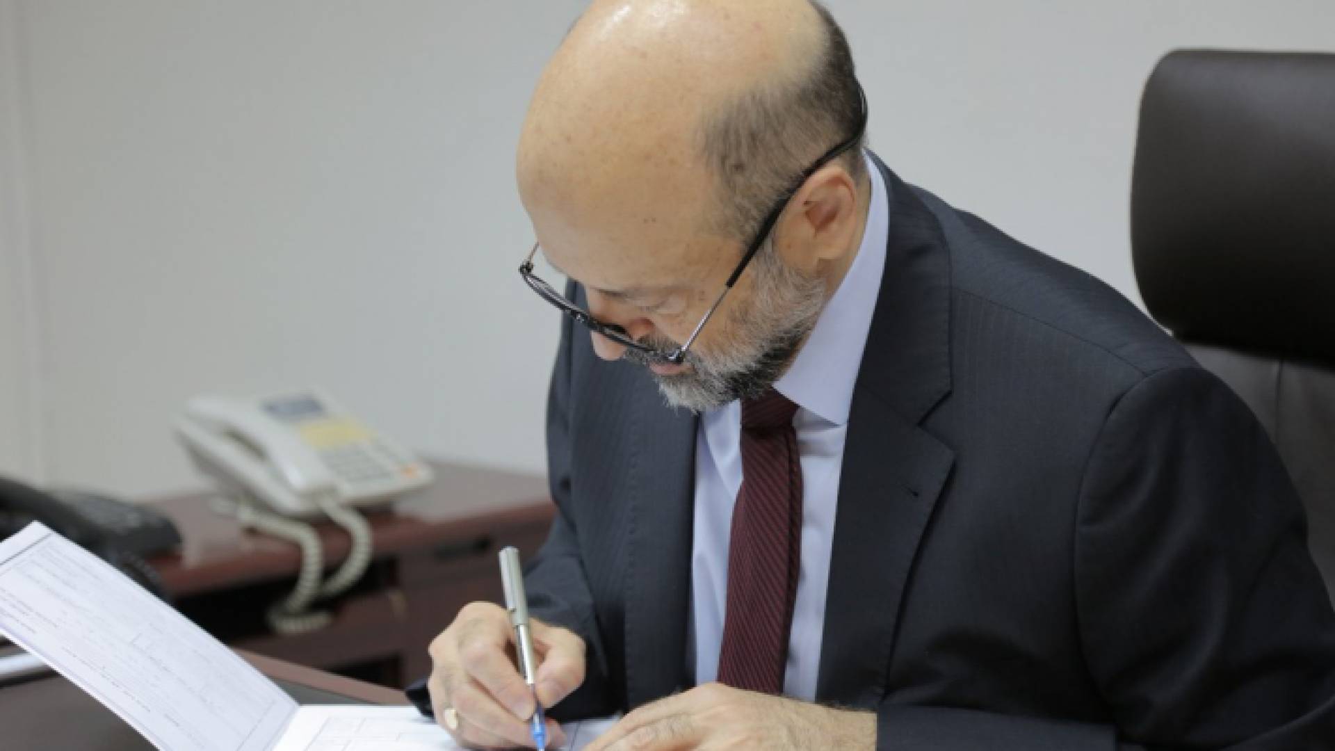 الرزاز يشهر ذمته المالية