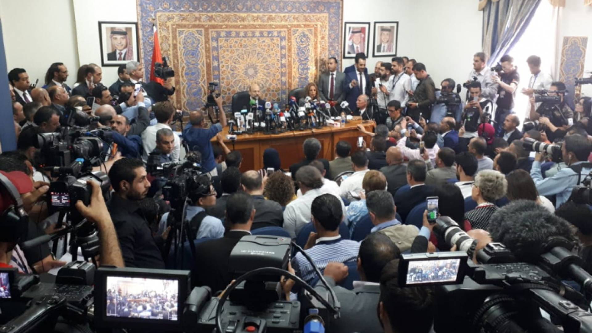 جانب من المؤتمر الصحفي الذي عقده الرزاز في دار الرئاسة الثلاثاء للحديث عن قرارات الحكومة