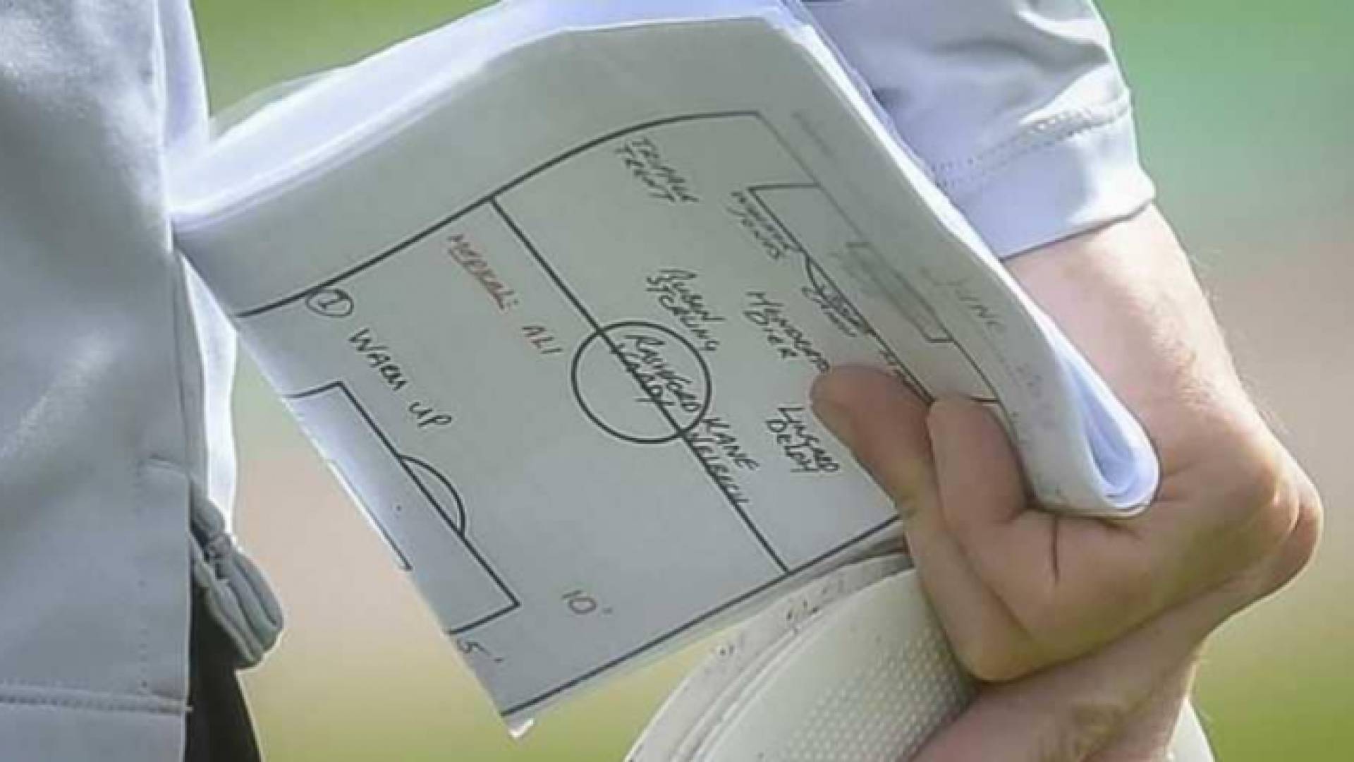 الورقة كانت في يد مساعد المدرب