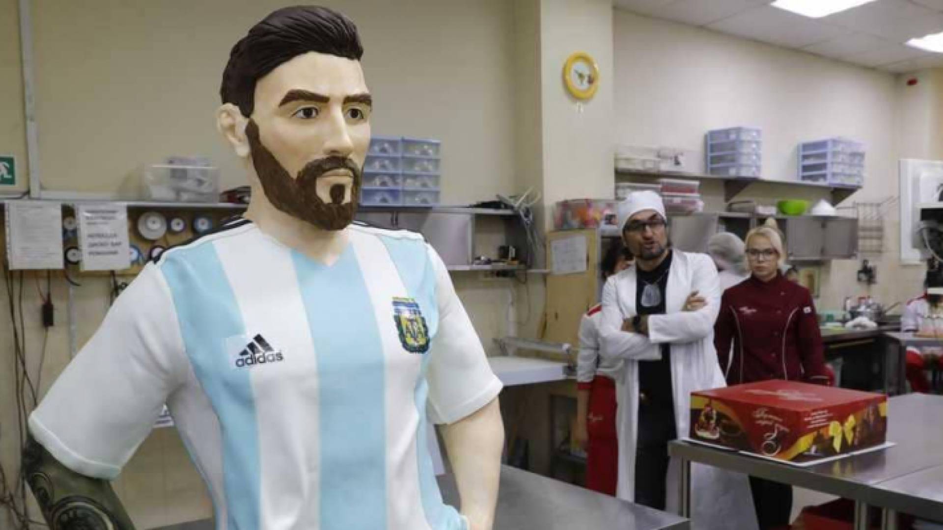 يزن التمثال 60 كيلو غرام