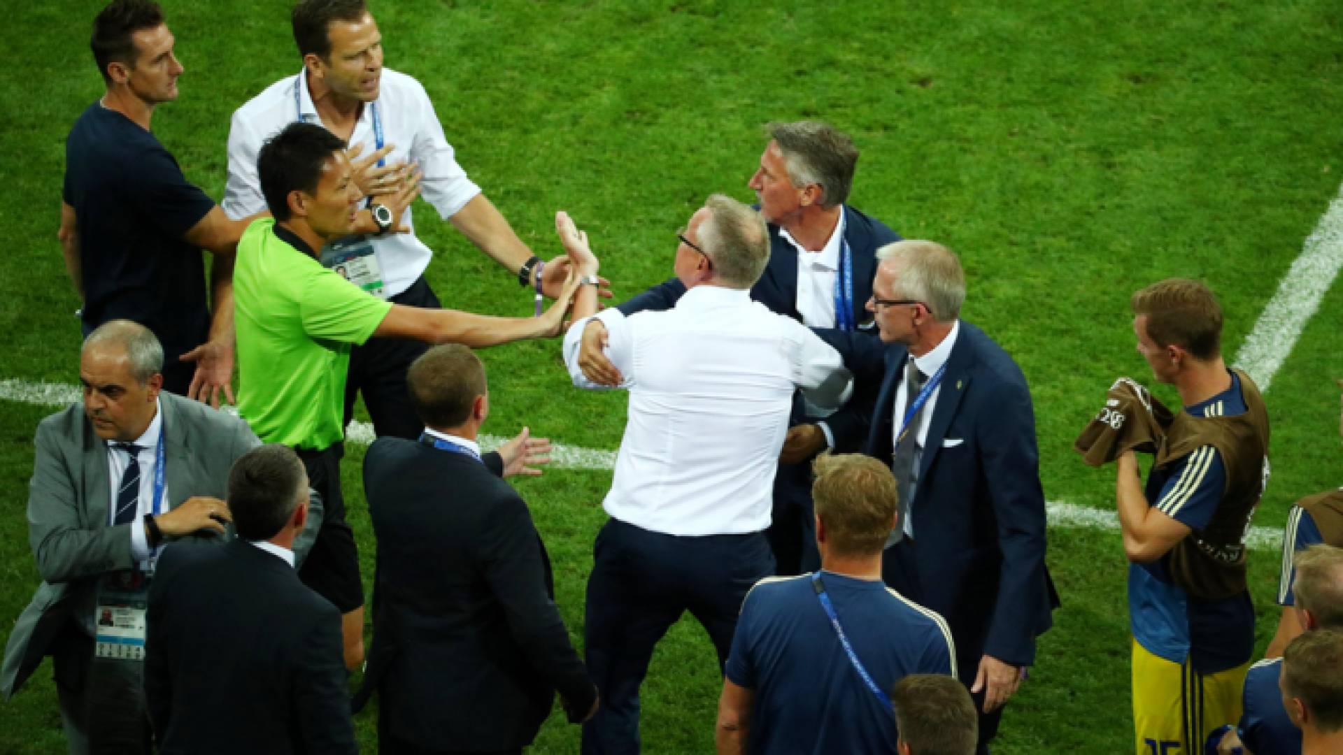 صورة من دكة بدلاء السويد بعد تسجيل المانيا هدف الفوز