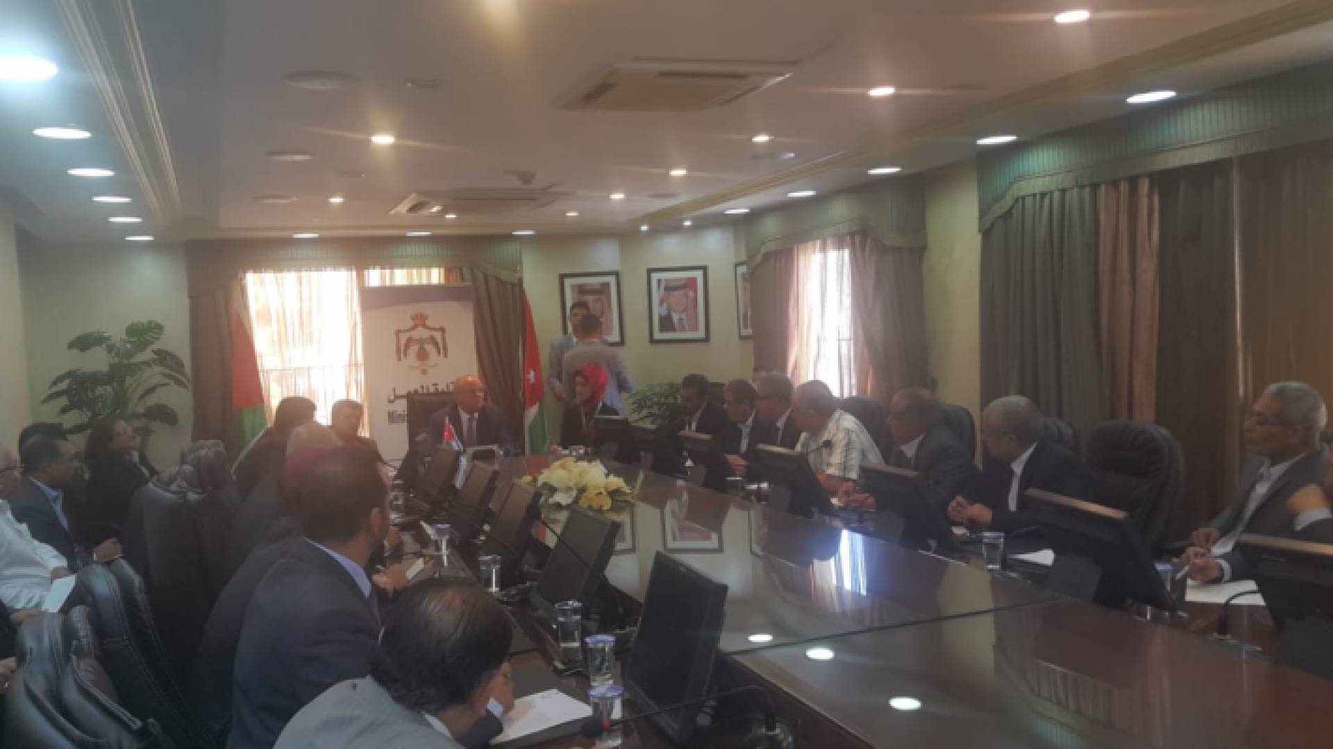 جانب من لقاء وزير العمل مع مجموعة من الصناعيين