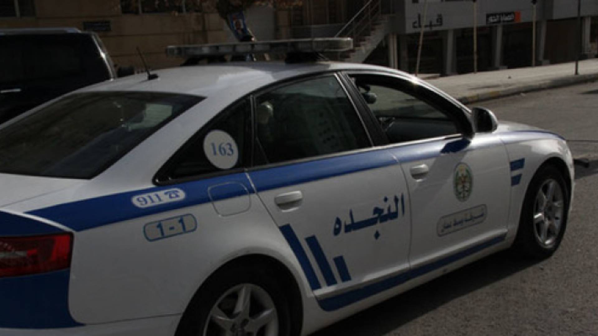 اصابة أربعة اشخاص وتحطيم زجاج مركبة ومحل تجاري في شارع المدينة بعمان