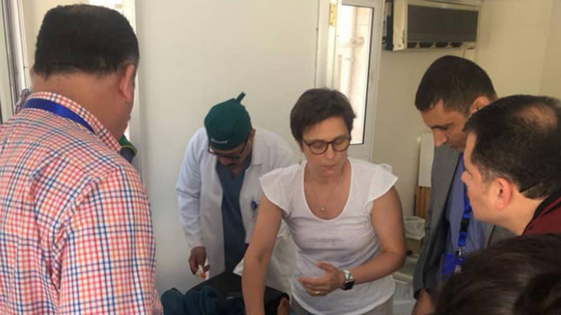 فريق طبي فرنسي يجري عمليات جراحية مجانية لأطفال بمستشفى المقاصد