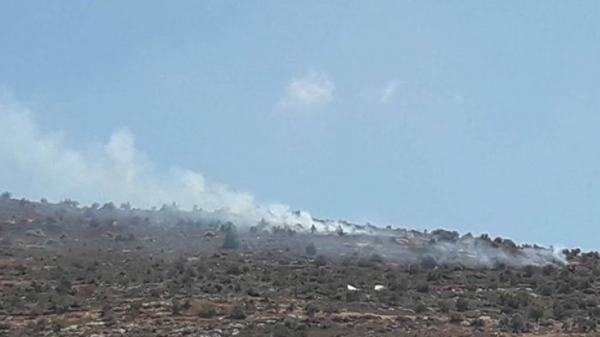 مستوطنون يشعلون النار في جبال بيت فوريك بنابلس